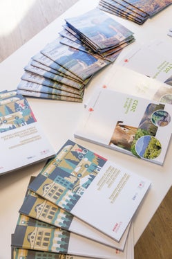 Die Waldagenda, Tourismusentwicklungskonzept 2030+, Agrar- und Forstbericht: Druckwerke, die Strategien verschriftlichen. Eines ist ihnen allen gemeinsam: Nachhaltigkeit in Gedanken und Maßnahmen. (Foto: LPA/Tiberio Sorvillo)