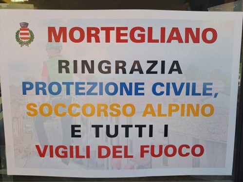 Il grazie, sentito, della popolazione locale ai vigili del fuoco. (Foto: ASP/Corpo permanente Vigili del fuoco di Bolzano)