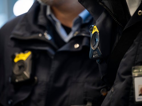 La bodycam per i controllori è uno degli ausili tecnici da utilizzare in caso di emergenza. I nuovi autobus sono attrezzati anche con pulsanti di emergenza e telecamere. (Foto: USP/Fabio Brucculeri)