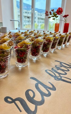 La scelta del colore rosso nella nuova cucina didattica della scuola professionale di Aslago ha caratterizzato anche il filo conduttore culinario della cerimonia di inaugurazione. (Foto: USP/Scuola professionale per l'economia domestica e agroalimentare di Aslago)