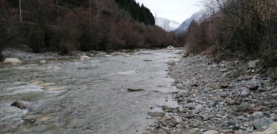 Nachher: Derselbe Abschnitt des Eisacks bei Oberau mit um rund einen Meter erhöhter Bachsohle nach Abschluss der Arbeiten der Wildbachverbauung (Foto: LPA/Landesamt für Wildbach- und Lawinenverbauung Nord)