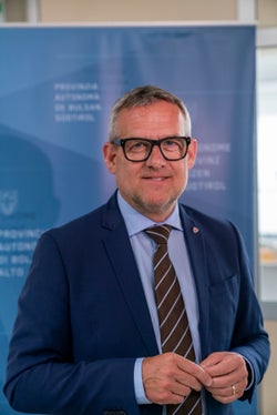 “La possibilità di una cessione anticipata e provvisoria per l’uso trova il suo fondamento nel protocollo d’Intesa e negli accordi di programma già sottoscritti da Provincia autonoma di Bolzano, Ministero della Difesa e Agenzia del Demanio. La proprietà dell’area dell’immobile verrà invece trasferita alla Provincia in un secondo momento attraverso una permuta, nel momento in cui risulteranno terminati i lavori nell’ammontare previsto per il valore dell’area”, così l'assessore provinciale Christian Bianchi. (Foto USP/Daniel von Johnston)