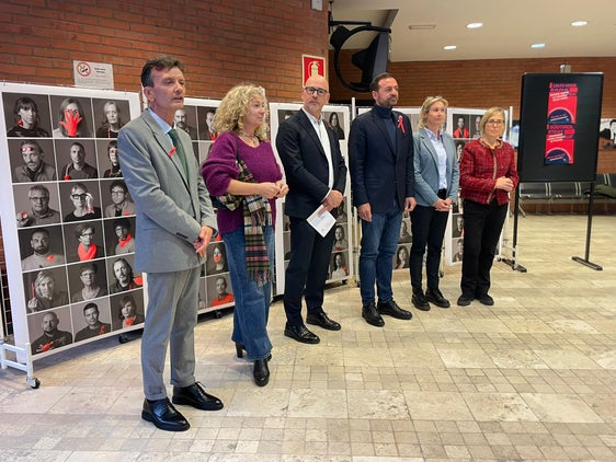 Die italienische Schulwelt hat sich zusammengeschlossen, um das Problem der Gewalt gegen Frauen anzugehen. Auf dem Bild (von links): Schulamtsleiter Vincenzo Gullotta, Caterina Pifano, Fachlehrerin an der Landesberufsschule für Industrie und Handwerk "Einaudi", Schulleiter Franco Ramaroli, Landesrat Marco Galateo, Maria Luisa Eccher, Fachlehrerin für Grafikdesign und Fotografie und Projektkoordinatorin und die Leiterin der italienischen Fachschule für Obst-, Wein- und Gartenbau, Diana Palumbo. (Foto: LPA)