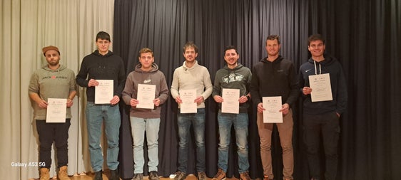 Sette nuovi tecnici di assistenza sciistica hanno ricevuto i loro certificati ieri sera a Brunico. (Foto: ASP/BBZ Brunico)