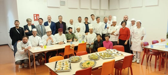 Foto di gruppo per i neo-diplomati cuochi dietisti, che hanno ricevuto il diploma al termine di un corso formativo durato 210 ore. Nella foto (da sinistra, in piedi in seconda fila) il docente Alessandro Lauria, la direttrice della Scuola Ritz Coretta Ceretta, il sovrintendente scolastico Vincenzo Gullotta,  Il coordinatore del Centro di Formazione continua sul lavoro Matteo Apolloni e il direttore della Formazione professionale Giuseppe Delpero. (Foto: USP) 