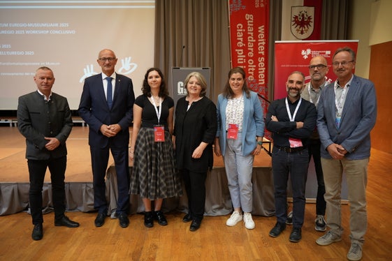 Foto di gruppo (da sinistra) con il segretario generale dell'Euregio Christoph von Ach, il capitano del Tirolo Anton Mattle e i relatori della Giornata dei Musei dell'Euregio Tamara Ruhland, Ulrike Vitovec, Monika Gögele, Giacomo Bianchi, Roland Sila e Walter Stefan (Foto: Euregio/Armin Gluderer)