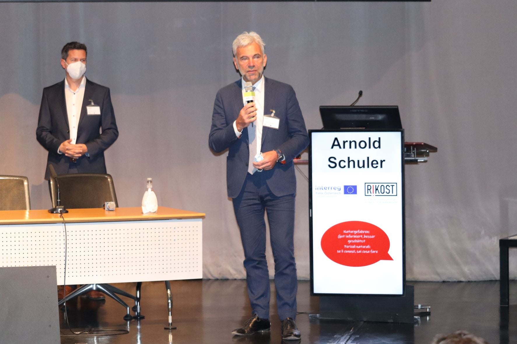 Veranstaltung an der Eurac gemeinsam eröffnet: der Kärntner Katastrophenschutzlandesrat Daniel Fellner (li.) und sein Südtiroler Amtskollege Arnold Schuler (Foto: LPA/Maja Clara)