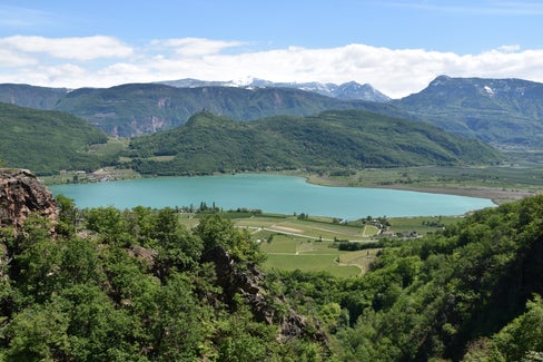 Un recente studio sul lago di Caldaro, coordinato dal Laboratorio biologico dell’Agenzia provinciale per l’ambiente, esclude un rapido insabbiamento dello specchio d’acqua. (Foto: USP/Agenzia provinciale per l’ambiente e la tutela del clima)
