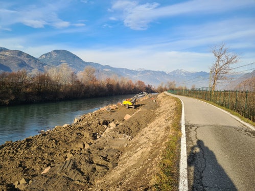 L'immagine mostra la costruzione del muro di protezione della sponda nel tratto dell'Adige nel Comune di Terlano. (Foto: USP/Ufficio Sistemazione bacini montani sud, Agenzia per la protezione civile)