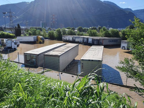 Il parcheggio invaso dall'acqua all'altezza dell'accesso autostradale a Bolzano sud. (Foto: ASP/Agenzia Protezione civile/Sistemazione bacini montani)