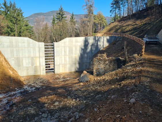 Nel tratto medio del torrente Campiglio, a monte del maso Stauderhof a Campegno, l'Ufficio provinciale Sistemazione bacini montani Sud sta costruendo una briglia di trattenuta con una capacità di 11.500 metri cubi. (Foto: Ufficio provinciale Sistemazione bacini montani Sud dell'Agenzia per la Protezione civile)