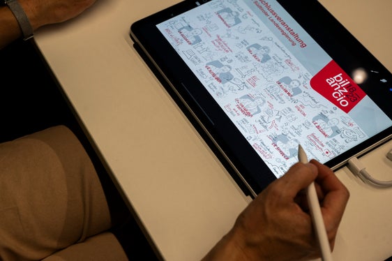 Grafisch aufgezeichnet (Grafic Recording) wurde die Veranstaltung in Echtzeit von Eva Kaufmann. (Foto: LPA/Manuela Tessaro)