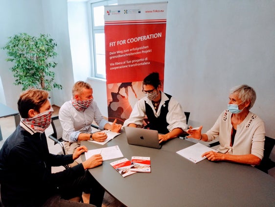 Bei der Euregio war in der Corona-Zeit Simon Mariacher (2. v. r.), der heute dem Club Alpbach Südtirol vorsitzt, als jugendlicher Freiwilliger im Rahmen des Projekt "Fit4Co" im Einsatz. (Foto: Euregio)