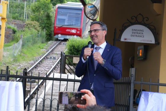 Die Mendelbahn sei ein Beispiel für nutzer- und umweltfreundliche Mobilität, unterstrich Landeshauptmann Arno Kompatscher bei der Feierstunde in St. Anton in Kaltern. (Foto. LPA/Ingo Dejaco)