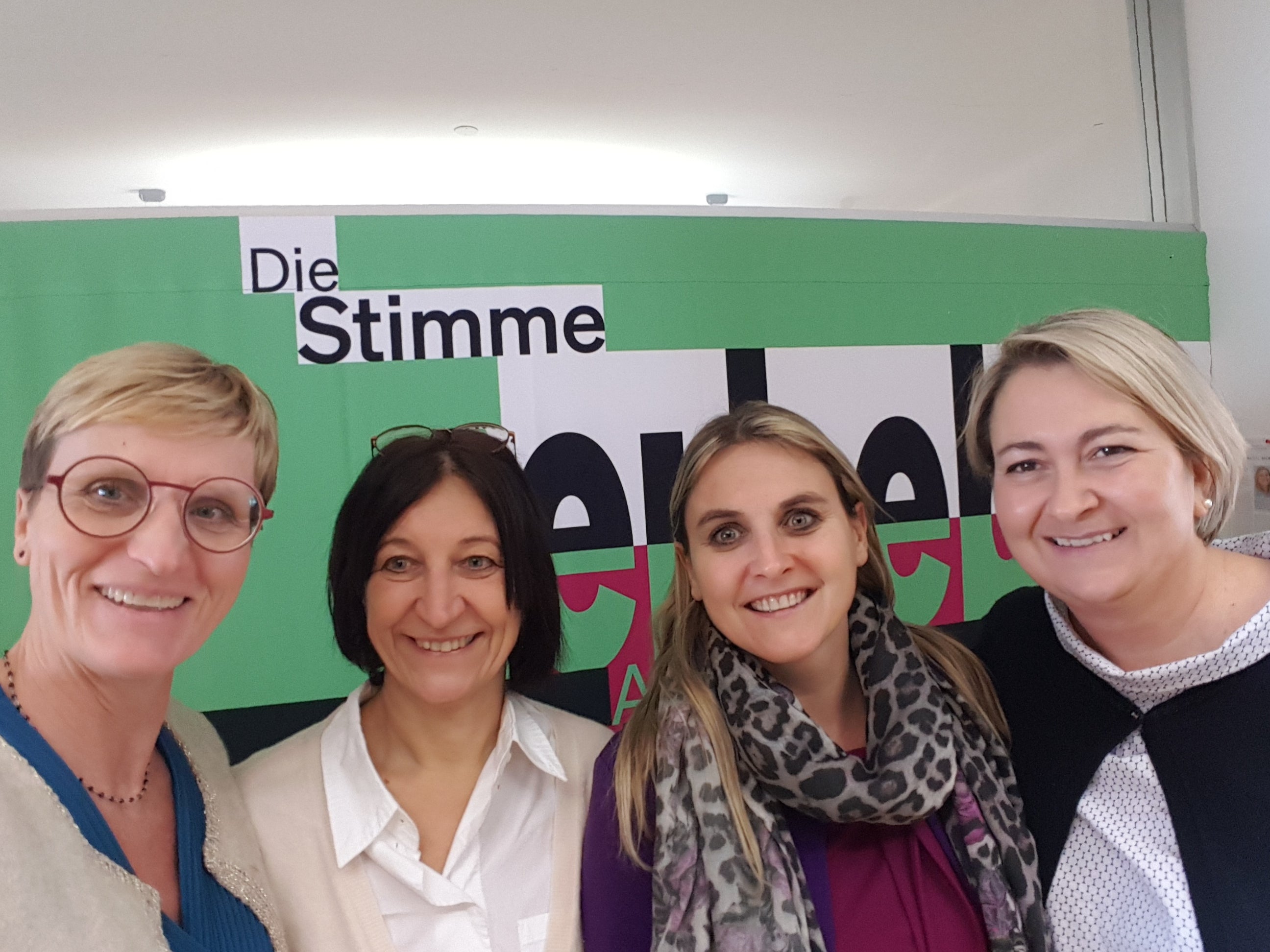 Da sinistra: la coordinatrice Renate Kerschbaumer, la responsabile dell'Area funzionale Tanja Kopf, la presidente Ulrike Oberhammer e la networker Alto Adige-Vorarlberg Siegrid Pescoller (Foto: ASP/Servizio donna)
