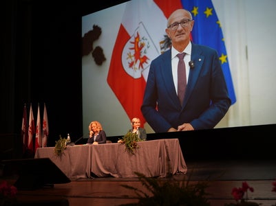 Il presidente dell’Euregio Anton Mattle ha portato i suoi saluti in un videomessaggio (Foto: Euregio/Armin Gluderer)