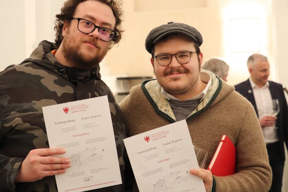 Freude mit der Urkunde zur Bescheinigung der abgelegten Fischerprüfung: Neufischer Tommaso Moro (links), der in Leifers wohnt, und Jakob Egger aus Terlan. (Foto: LPA/Maja Clara)