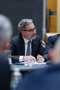 “Stiamo cercando assieme all’azienda la soluzione che dia garanzie ai lavoratori e si concili con le esigenze imprenditoriali, nel rispetto del diritto” ha detto il presidente Kompatscher. (Foto: USP/Lucia Rose Buffa)