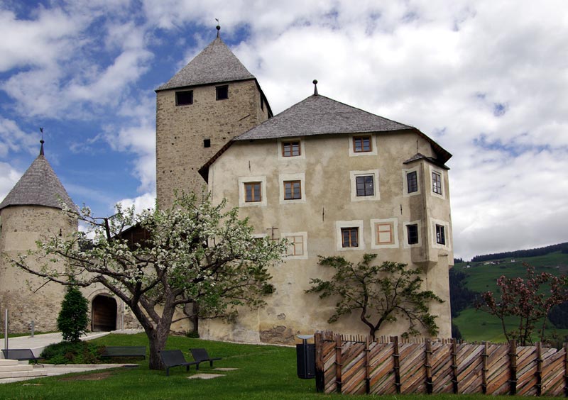 La lijëndes ladines coche arpejon culturela mundiela: cunferënza stampa ai 24 de mei tl Museum Ladin de Ciastel de Tor a San Martin de Tor (Foto: LPA/Museum Ladin Ciastel de Tor)