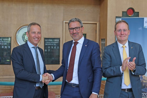 Zufrieden darüber, dass die Aufwertung des Meraner Pferderennplatzes nun anlaufen kann: Bürgermeister Dal Medico, Landeshauptmann Kompatscher und Landesrat Bessone. (Foto: Gemeinde Meran/Stefano Bolognesi)