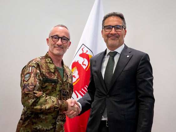 Seit Kurzem steht Generalmajor Alberto Vezzoli dem Alpini-Kommando in Bozen vor. Am 20. Mai hat er Landeshauptmann Arno Kompatscher seinen Antrittsbesuch abgestattet. (Foto: LPA/Fabio Brucculeri)