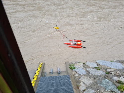 Dieser Acoustic Doppler Current Profiler misst mittels Schallimpulsen den Abfluss, damit überwachen die Mitarbeiter des Landesamtes für Hydrologie und Stauanlagen in der Agentur für Bevölkerungsschutz den Wasserstand der Fließgewässer, hier an der Rienz in Vintl. (Foto: LPA/Landesamt für Hydrologie und Stauanlagen)