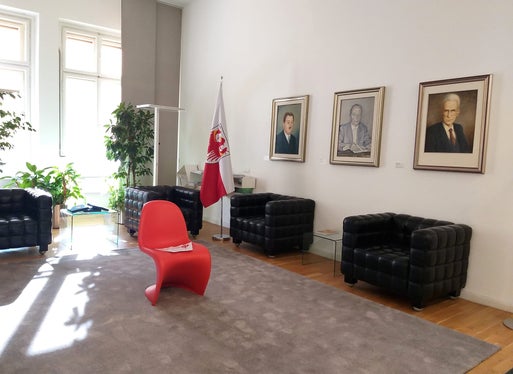 Da oggi, Palazzo 1 della Provincia ha anche un posto occupato per ricordare tutte le vittime di violenza. (Foto:ASP/Angelika Schrott)