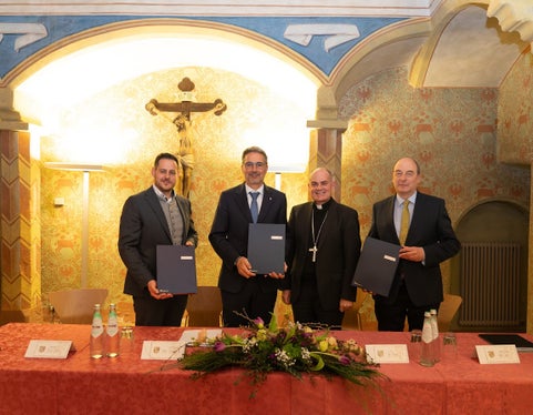 Volti felici dopo la firma: da sinistra Peter Gasser, Arno Kompatscher, il vescovo Ivo Muser e Franz Kripp. (Foto: ASP/Konrad Faltner)