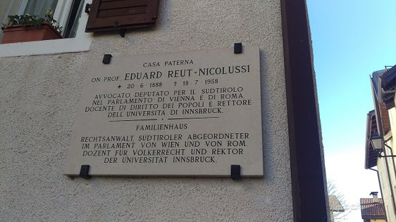 Erinnerungstafel am Familienhaus von Eduard Reut-Nicolussi in Lusern (Foto: Wikimedia/Di Zimber88 - CC BY-SA 4.0)