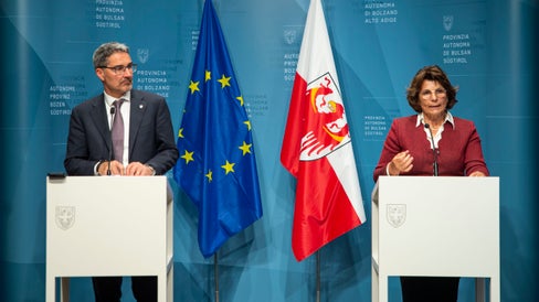 Il presidente altoatesino Arno Kompatscher e l'assessora provinciale Maria Hochgruber Kuenzer hanno tenuto la consueta conferenza stampa al termine dell'odierna seduta della Giunta provinciale (Foto: ASP/Fabio Brucculeri)