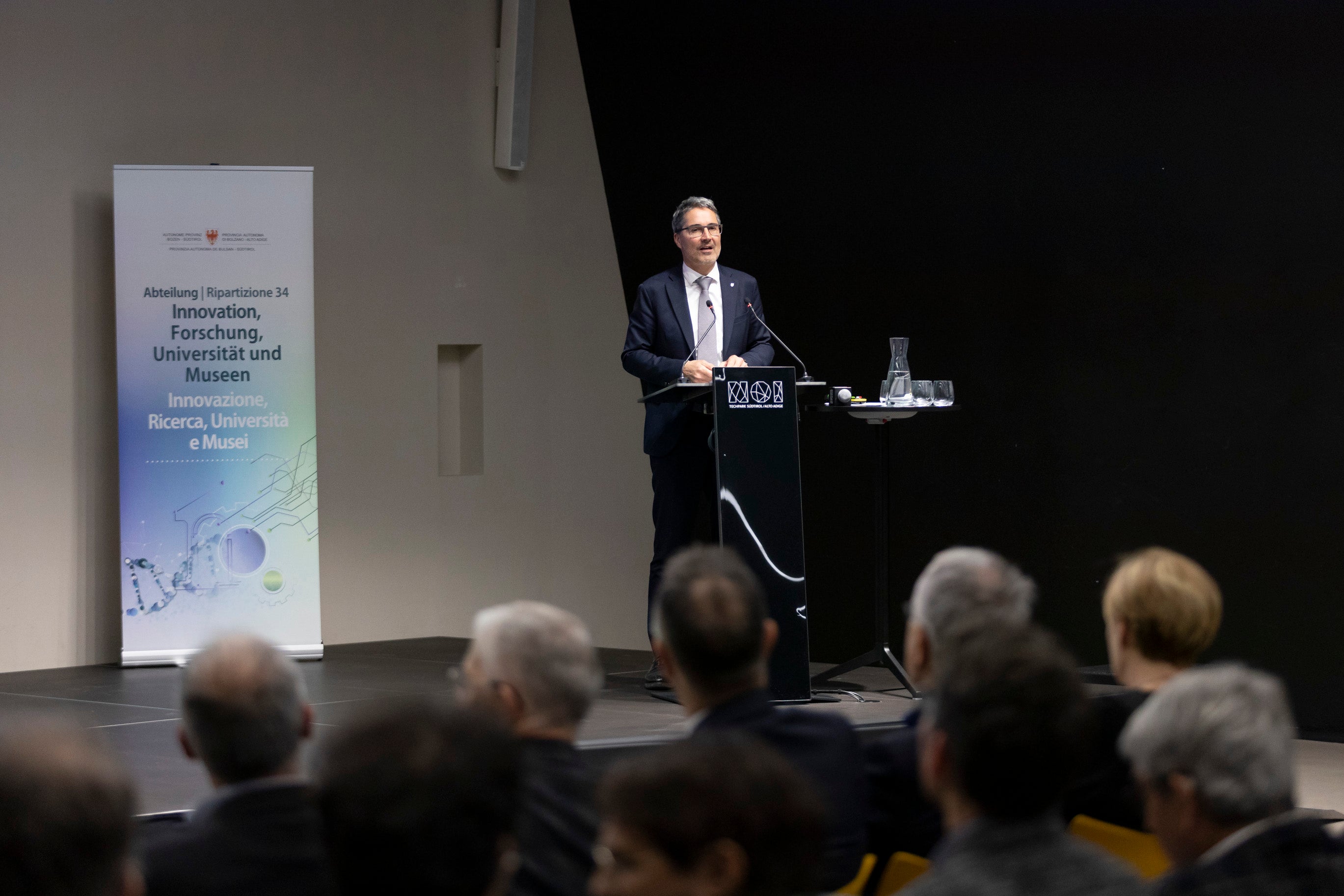 Poiché siamo piccoli, dobbiamo scegliere in quale campo giocare, per vincere la partita, ha dichiarato il presidente Kompatscher, spiegando il significato e lo scopo della strategia di specializzazione (Foto: NOI Techpark) 