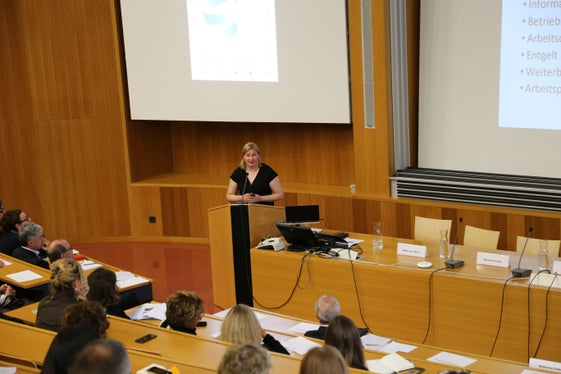Fachreferentinnen und -referenten (im Bild Wirtschaftsprofessorin Marjaana Gunkel) beleuchteten unterschiedliche Aspekte des Tagungsthemas Arbeit im Wandel. (Foto: Freie Universität Bozen)