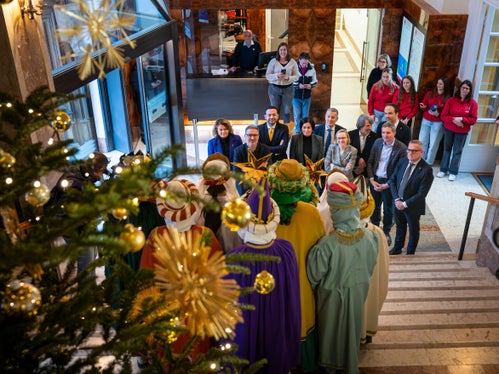 Die Landesregierung unterbrach ihre letzte Sitzung in diesem Jahr, um die jungen Gäste willkommen zu heißen. Landeshauptmann Arno Kompatscher und die Mitglieder der Landesregierung dankten den Kindern und Jugendlichen für ihren Einsatz. Wir freuen uns sehr über euren Besuch: Mit eurer Hilfsbereitschaft und Solidarität unterstützt ihr Menschen in Not, betonte der Landeshauptmann. (Foto: LPA/Fabio Brucculeri)