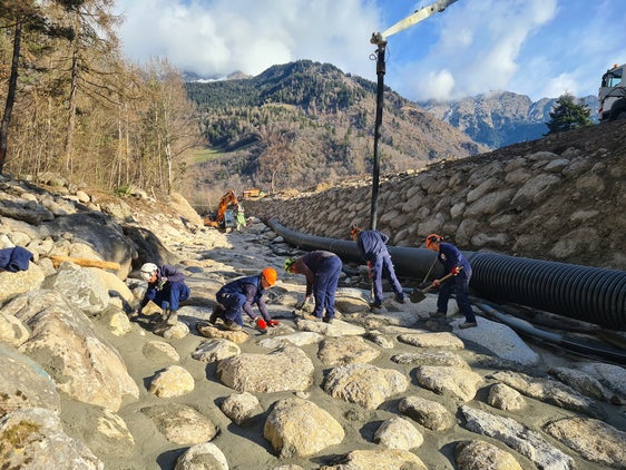 Die Wildbacharbeiter haben 300 Meter des Zielbachs in Partschins saniert, die Sohlpflasterung erneuert und die Ufermauern auf beiden Seiten abgebrochen und neu errichtet. (Foto: LPA/Landesamt für Wildbach- und Lawinenverbauung West)