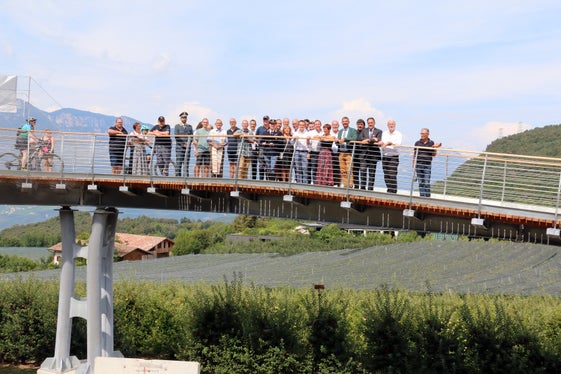 Gleich bei der Feierstunde zur Eröffnung der neuen Brücken in Kalditsch wurden die neuen Infrastrukturen begangen und befahren. (Foto: LPA/Ingo Dejaco)