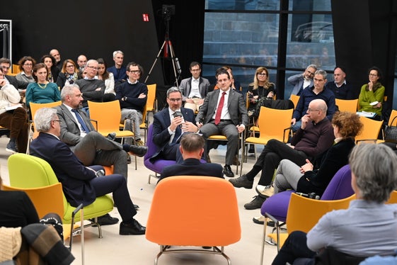 I dirigenti pongono domande: (in centro da sx) il segretario generale Eros Magnago, il direttore generale Alexander Steiner e il presidente della Provincia Arno Kompatscher. (Foto: ASP/Manuela Tessaro)