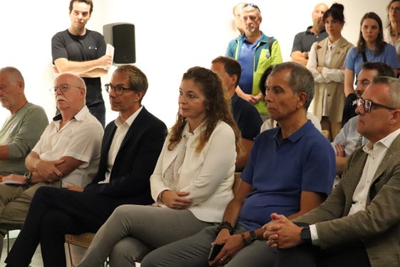 Ehrengäste der Ausstellungseröffnung Goodbye Glaciers. Forever? (von links): CAI-Präsident Carlo Alberto Zanella, AVS-Präsident Georg Simeoni, der Direktor der Agentur für Bevölkerungsschutz Klaus Unterweger, die stellvertretende Eurac-Institutsleiterin Roberta Bottarin, der Direktor des Gemeindeamtes für Geologie, Zivilschutz und Energie Emanuele Sascor, Landesrat Christian Bianchi. (Foto: LPA/Maja Clara)