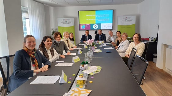 Arbeiten gemeinsam darin, Kindergartenkindern auch in Zeiten eines Krankenhausaufenthaltes Normalität und Bildungskontinuität zu garantieren: (v.l.) Chiara Gianotti, Erika Golin, Roberta Lubiato, Manuela Pierotti, Stefania Gennacaro (Forschungs- und Dokumentationszentrum für das Kindergartenwesen der italienischen Kindergartendirektion), Vincenzo Gullotta, Christian Kofler, Enrico Wegher, Stefania Bertolami, Laura Battisti, Monika Elisabeth Zäbisch (Ärztliche Direktorin Krankenhaus Bozen. (Foto: LPA/Italienische Bildungsdirektion)