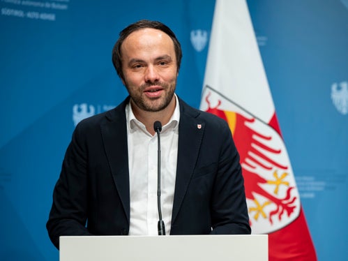 Die Schule sei das erste gesellschaftliche Spiegelbild einer Entwicklung, hielt Landesrat Philipp Achammer bei der Vorstellung am 13. April fest. (Foto: LPA/Fabio Brucculeri)