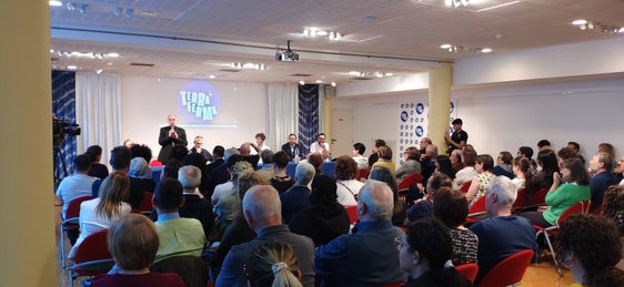 In Anwesenheit von Bischof Ivo Muser (vorne, mit Mikrophon) und Landesrat Marco Galateo wurden am 10. Mai Details zum neuen Kultur- und Bildungszentrum Terraferma im Bozner Stadtviertel Don Bosco vorgestellt. (Foto: LPA) 