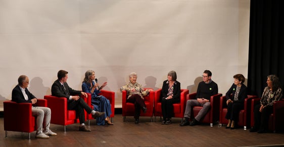 Bei der Podiumsdiskussion blickten aktuelle und ehemalige Mitglieder der Schulgemeinschaft auf prägende Entwicklungen der Schule zurück: von links Roland Stauder, Philipp Egger, Birgit Stimpfl, ehemalige HOB-Direktorin Renate Latschrauner, Margareta Maria Almberger, der ehemalige Schulsekretär Peter Vanzo, Uta Tribus und Elisabeth Siller. (Foto: LPA/Deutsche Bildungsdirektion/Stefanie Ausserer)