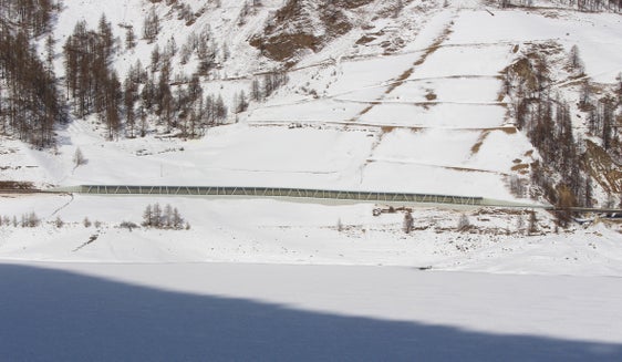  Auf 325 Metern soll die Landesstraße in Vernagt im Schnalstal durch eine Galerie geschützt werden. Die Landesregierung hat die technischen Daten und die Investitionssumme für das Vorhaben angepasst. (LPA/Landesabteilung Tiefbau)