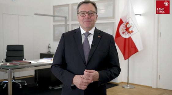 Das Besondere am Euregio-BürgerInnenrat ist, dass nicht nur Menschen aus allen sozialen Schichten, Berufen und Altersgruppen teilnehmen, sondern dass sie auch aus drei Regionen kommen und verschiedene Sprachen sprechen, erklärt der Tiroler Landeshauptmann Platter. (Foto: Land Tirol) 