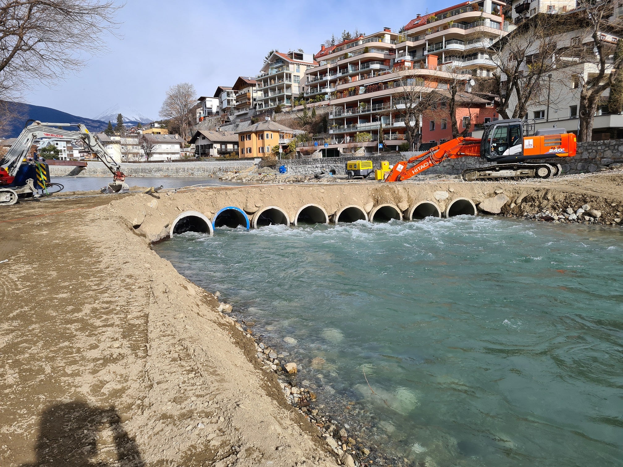 L'Isarco viene ampliato a Bressanone all'altezza dell'Aquarena per rafforzare la protezione dalle inondazioni. Procedono i lavori dell'Ufficio sistemazione bacini montano Nord (Foto: ASP)