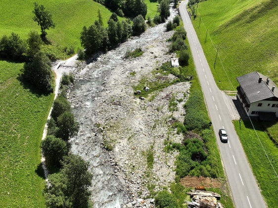 Il Teisslgraben al termine dei lavori: l’area boschiva abbassata funge ora da spazio di ritenzione supplementare: in caso di piene e colate detritiche, il materiale trascinato può depositarsi in modo controllato. (Foto: USP/Ufficio Sistemazione bacini montani Nord presso l’Agenzia per la Protezione civile)