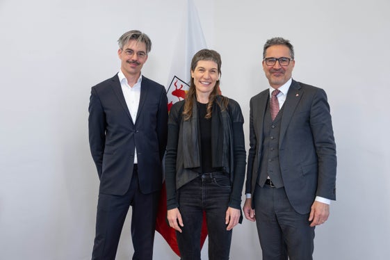 La nuova presidente del Museion, Tanja Pichler, il direttore del Museion, Bart van der Heide (a sinistra), e il presidente della Provincia Arno Kompatscher hanno convenuto che il pubblico debba essere parte attiva del museo. (Foto: USP/Silvia Obwexer)