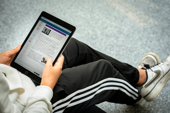 Lesen lässt es sich überall, mit Biblio24 können Nutzerinnen und Nutzer von Südtiroler Bibliotheken kostenlos auf ein umfangreiches Angebot an digitalen Medien zurückgreifen. (Foto: LPA/Amt für Bibliotheken und Lesen/Manuela Tessaro)