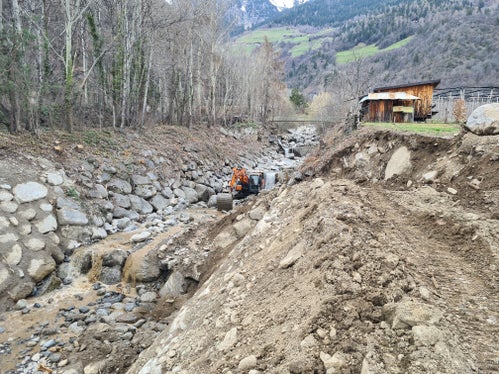 Der Bautrupp hat im Zielbach mit Vorarbeiter Martin Müller auf einer Strecke von rund 300 Metern zwischen der Brücke bei der Talstation der Texelbahn bergwärts bis zur Hängebrücke gearbeitet. (Foto: LPA/Landesamt für Wildbach- und Lawinenverbauung West)