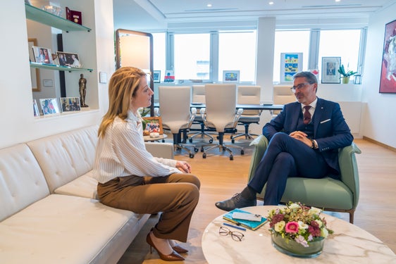 Il presidente Kompatscher nel corso dell'incontro con la presidente del Parlamento Europeo, Roberta Metsola: "Anche grazie alle sue competenze autonomistiche l'Alto Adige può dare un impulso positivo per un'Europa sostenibile". (Foto: Unione Europea/EP/DainaLeLardic)