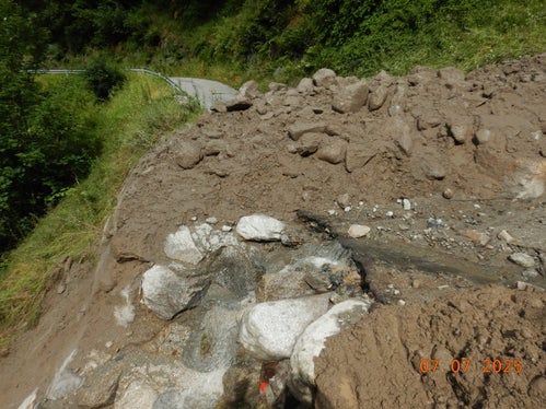 Lungo il rio Höllental a Parcines sono state ostruite una strada forestale e l'accesso a una fattoria. (Foto: USP/Ufficio Sistemazione bacini montani ovest/Roland Gufler)